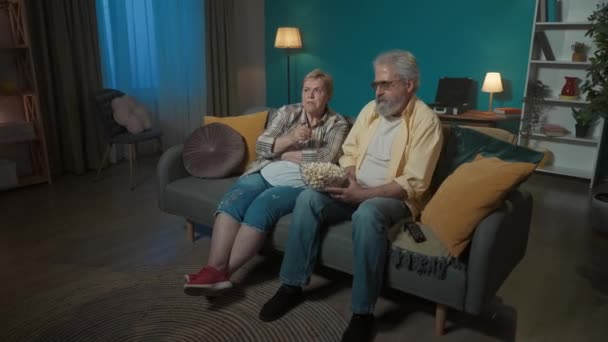Starsza Para Ogląda Horror Telewizji Popcorn Obserwują Uważnie Skoncentrowani Kobieta — Wideo stockowe