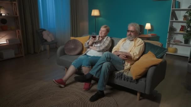 Elderly Couple Sitting Couch Room Have Wine Glasses Hands Looking — Stock Video
