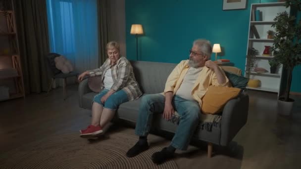 Marco Una Pareja Ancianos Sentados Lados Opuestos Sofá Demuestran Pelea — Vídeo de stock