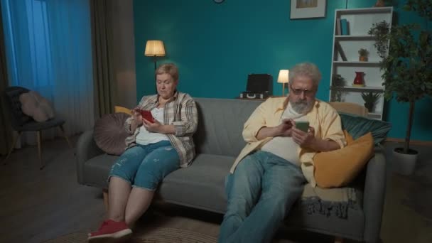 Dans Cadre Couple Âgé Assis Sur Les Côtés Opposés Sur — Video