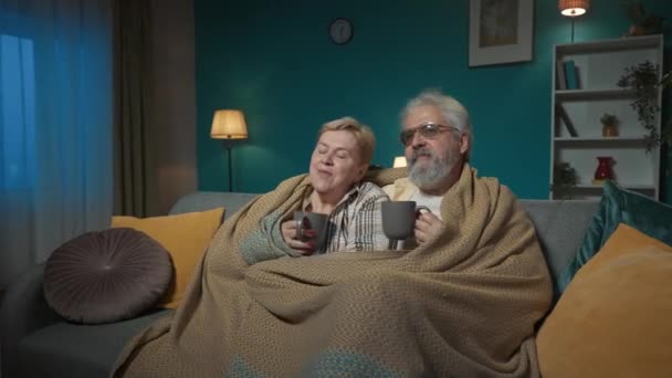 Sur Photo Couple Âgé Est Assis Sur Canapé Dans Une — Video
