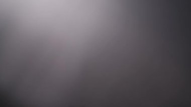 Su ve ses yaratıcı soyut bir kavram. Su yüzeyinin yakın çekim stüdyosu. Su yüzeyi monokrom ışığı, ultra ses titreşimleri altında büyük daireler oluşturur, soyut arkaplan şablonu.