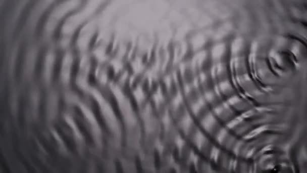 Eau et son concept abstrait créatif. Gros plan en studio de la surface de l'aqua. Surface d'eau légère monochrome, créant des cercles et de gros tourbillons sous des vibrations ultra sonores, fond abstrait.