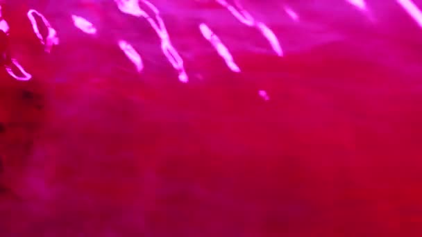 創造的な抽象概念を混合する水と液体 水面のスタジオショットを閉じます 鮮やかな赤いインクが流れ 美しい円と渦 抽象的な背景を作り出しています スローモーション — ストック動画