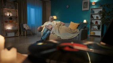 Kapalı çekim, dönen diski olan vinil bir plak çalar gösteriyor. Arka planda, yaşlı bir çift bir kanepede oturuyor. Adam kameraya bakar ve müzik dinler, kadın da şekerleme yapar..