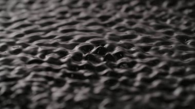 Su ve ışık yaratıcı soyut reklam kavramı. Yüzey dokusunun yakın çekim görüntüsü. Daireleri, soyut arka planı, duvar kağıdı şablonu olan güzel tek renkli derin su yüzeyi..