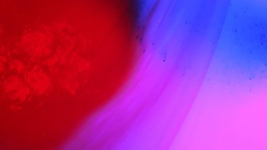 Su ve sıvı, yaratıcı ve soyut kavramları karıştırıyor. Su yüzeyinin yakın çekim stüdyosu. Canlı neon renkli mürekkep karışımı güzel canlı doku efekti yaratıyor, soyut arkaplan kağıdı.