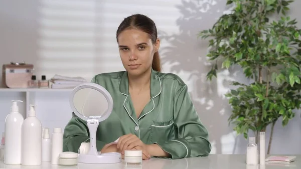 Yeşil Pijamalı Makyajsız Bir Kadın Portresi Kadın Makyaj Masasında Kozmetik — Stok fotoğraf