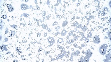 Su ve karışık malzemeler yaratıcı ve soyut bir kavram. Aqua 'nın yakın çekim stüdyosu. Birçok beyaz köpük kabarcıkları temiz yüzeyde birbirine karışarak güzel soyut arka plan oluşturur.