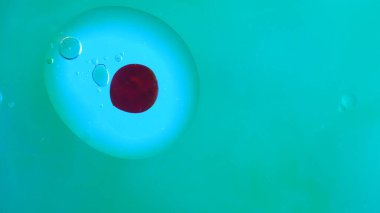 Su ve farklı sıvı yaratıcı reklam konsepti. Stüdyonun su dokusunu kapat. Kırmızı boya damlası soyut duvar kağıdı arka plan şablonu ile güzel mavi mürekkep renkli su yüzeyi.