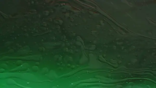 創造的な抽象概念を混合する水と液体 水面のスタジオショットを閉じます インクおよびオイルが付いている緑の多彩な深い水は美しい遷移 抽象的な背景の壁紙をマットします — ストック写真