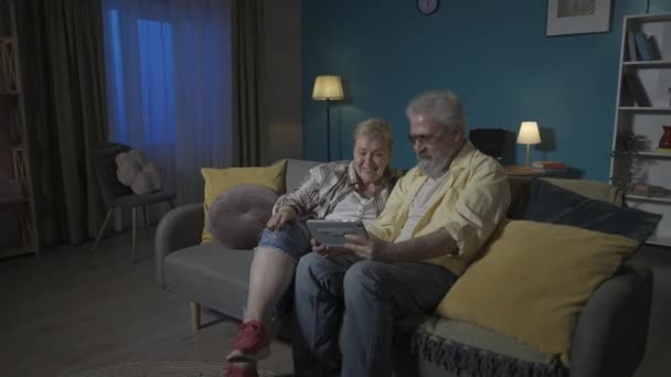 Cornice Mostra Una Coppia Anziana Seduta Divano Appartamento Stanno Chattando — Video Stock