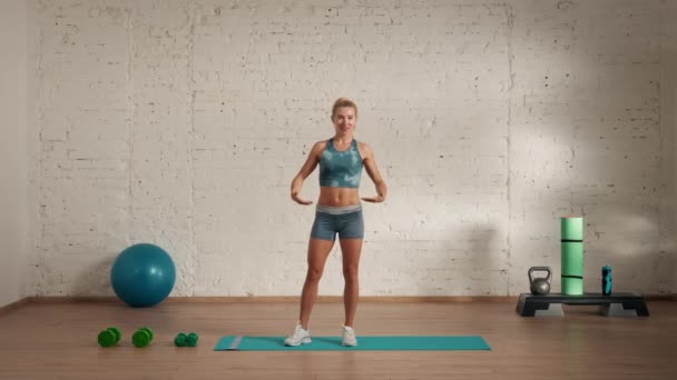 Evde Kişisel Spor Eğitimleri Spor Giyimli Bir Kadın Spor Yapıyor — Stok video