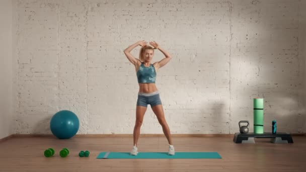 Személyes Sporttréningek Otthon Sportruházatban Gyakorlatozik Egészségügyi Wellness Reklám Koncepció Atlétikai — Stock videók