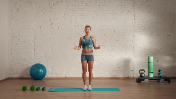 Personliga Idrottsträningar Hemma Kvinna Sportkläder Gör Övningar Hälso Och Sjukvård — Stockvideo