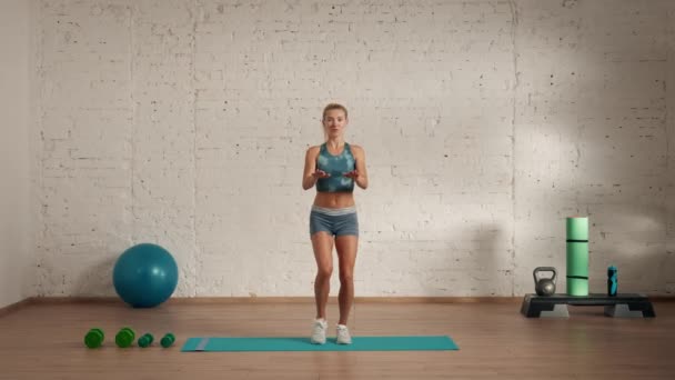 Personliga Idrottsträningar Hemma Kvinna Sportkläder Gör Övningar Hälso Och Sjukvård — Stockvideo