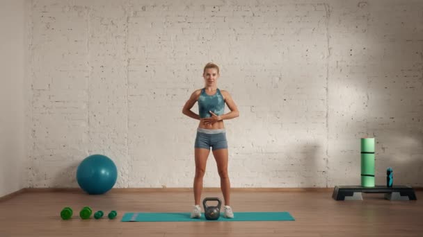 Evde Kişisel Spor Eğitimleri Spor Giyimli Bir Kadın Spor Yapıyor — Stok video