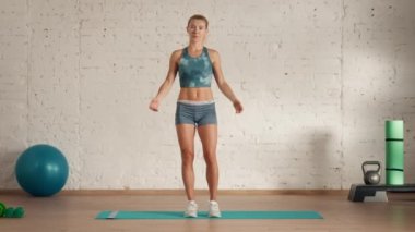 Evde kişisel spor eğitimleri. Spor giyimli bir kadın spor yapıyor. Sağlık ve sağlık reklamları konsepti. Atletik kadın fitness koçu çevrimiçi dersler için diz şınavı anlatıyor..
