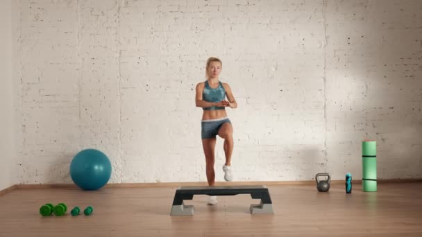 Személyes Sporttréningek Otthon Sportruházatban Gyakorlatozik Egészségügyi Wellness Reklám Koncepció Atlétikai — Stock videók