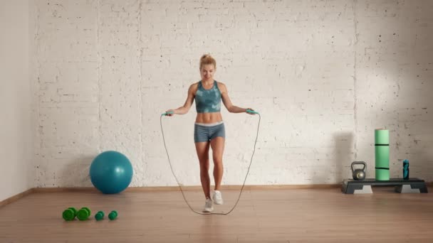 Osobní Sportovní Tréninky Doma Ženy Sportovním Oblečení Cvičí Zdravotní Wellness — Stock video