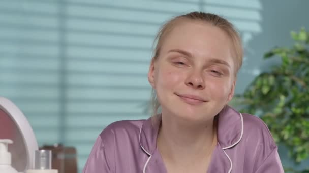 Eine Junge Frau Seidenen Pyjama Betrachtet Lächelnd Ihr Gesicht Spiegel — Stockvideo