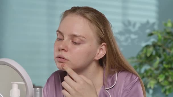 Seorang Wanita Muda Duduk Depan Cermin Meremas Jerawat Keluar Wanita — Stok Video