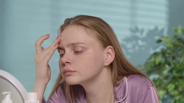 Молодая Женщина Шелковой Пижаме Рассматривает Свое Лицо Зеркале Женщина Тревогой — стоковое видео