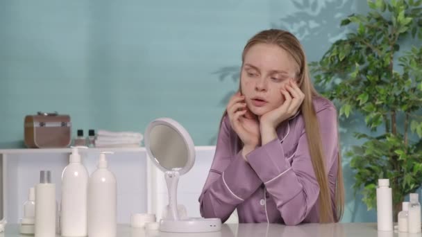 Молодая Женщина Шелковой Пижаме Сидя Утром Туалетным Столиком Смотрит Зеркало — стоковое видео