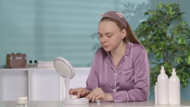 Tânără Grijă Buzele Aplicându Balsam Hidratant Femeie Într Bandă Cap — Videoclip de stoc