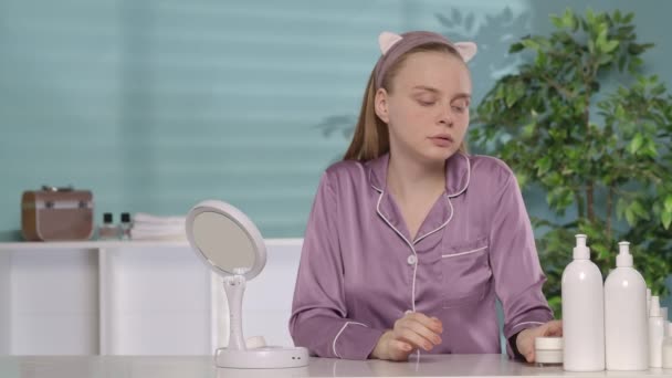 Žena Provádí Ranní Péči Pleť Obličeje Zatímco Sedí Toaletního Stolku — Stock video