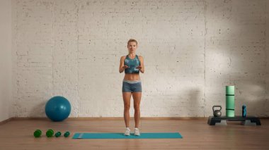 Evde online olarak kişisel spor dersleri. Spor giyim bölümünde egzersiz yapan sarışın bir kadın. Sağlık hizmetleri yaratıcı reklam konsepti. Kadın fitness koçu odada kamerayla konuşuyor..