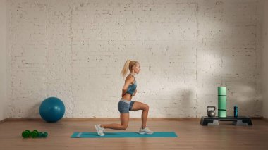 Evde online olarak kişisel spor dersleri. Spor giyim bölümünde egzersiz yapan sarışın bir kadın. Sağlık hizmetleri yaratıcı reklam konsepti. Odanın yan tarafındaki kadın fitness koçu tekniğini devreye sokuyor..