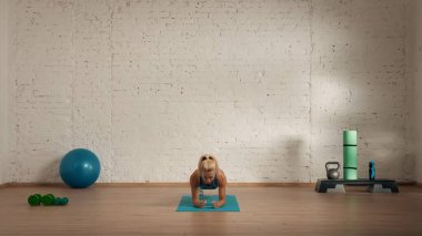 Evde online olarak kişisel spor dersleri. Spor giyim bölümünde egzersiz yapan sarışın bir kadın. Sağlık hizmetleri yaratıcı reklam konsepti. Kadın fitness koçu statik kalas ön görünümde..