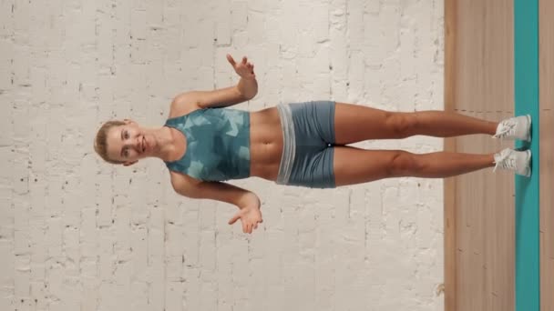 Persoonlijke Online Sport Training Thuis Mooie Vrouw Sportkleding Doet Oefeningen — Stockvideo