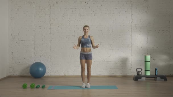 Osobní Sportovní Tréninky Doma Ženy Sportovním Oblečení Cvičí Zdravotní Wellness — Stock video