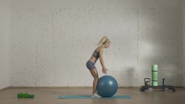 Προσωπικές Αθλητικές Προπονήσεις Στο Σπίτι Γυναίκα Στα Αθλητικά Κάνει Ασκήσεις — Αρχείο Βίντεο