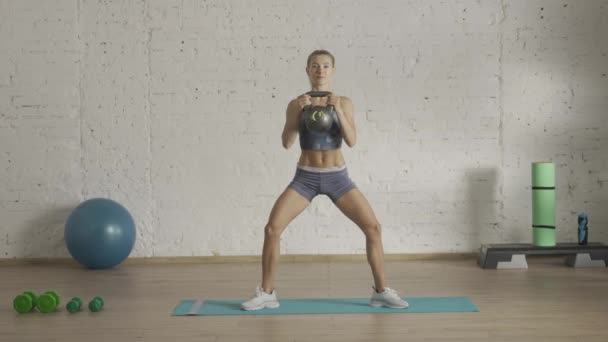 Latihan Olahraga Pribadi Rumah Perempuan Dalam Pakaian Olahraga Melakukan Latihan — Stok Video