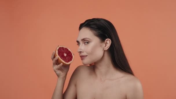 Egy Gyönyörű Barna Modell Portréja Közelkép Egy Nőről Természetes Sminkkel — Stock videók