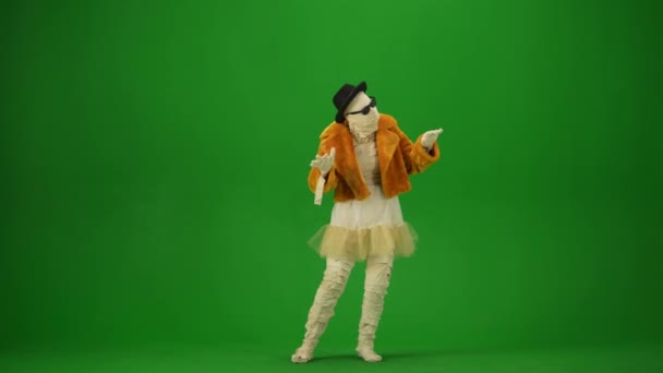 Glamorosa Momia Con Abrigo Piel Naranja Sombrero Gafas Sol Mira — Vídeos de Stock