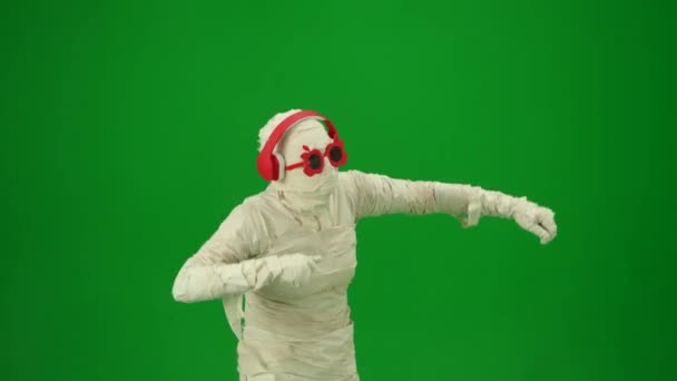 Green Screen Isolated Chroma Key Video Capturing Mummy Wearing Suglasses — Stock Video