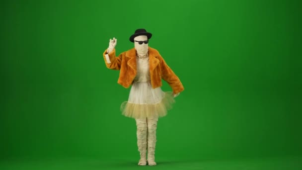 Glamorosa Momia Abrigo Piel Naranja Sombrero Gafas Sol Olas Hola — Vídeos de Stock