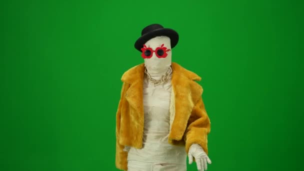 Glamorosa Momia Abrigo Naranja Sombrero Gafas Sol Caminando Con Gracia — Vídeos de Stock