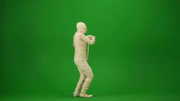 Mumie Insvept Bandage Som Dansar Orientalisk Dans Grön Skärm Isolerad — Stockvideo