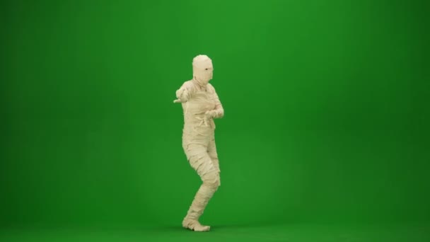 Una Momia Envuelta Vendajes Bailando Danza Oriental Moviéndose Con Gracia — Vídeos de Stock