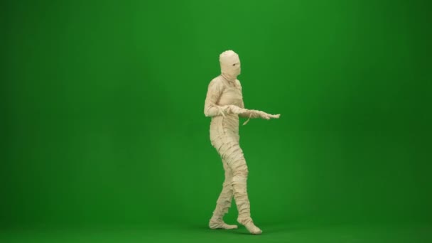 Straszna Mumia Owinięta Bandaże Tańcząca Poruszająca Ramionami Podskakująca Zielony Ekran — Wideo stockowe