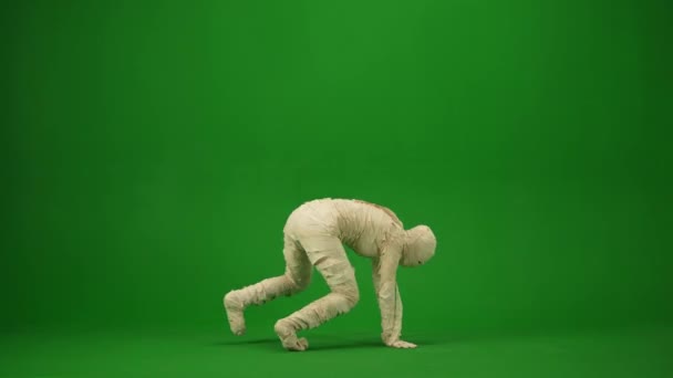 Scary Mummy Wrapped Bandages Break Dancing Spinning Floor Green Screen — Stock Video