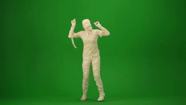 Straszna Mumia Owinięta Bandaże Tańcząca Poruszająca Rękami Depcząca Stopy Zielony — Wideo stockowe