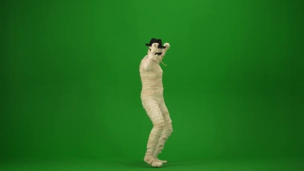Страшная Мумия Завернутая Бинты Танцует Черной Шляпе Солнечных Очках Зеленый — стоковое видео