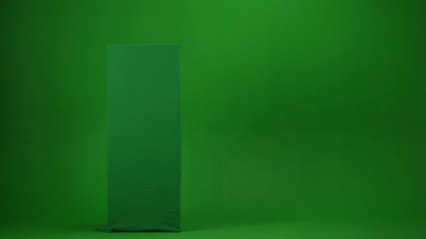 绿色屏幕隔离了彩色键视频捕捉了一个木乃伊显示后 绿色屏幕的横幅盒 引导和恐吓某人 全身而退模仿你的促销短片或广告 — 图库视频影像