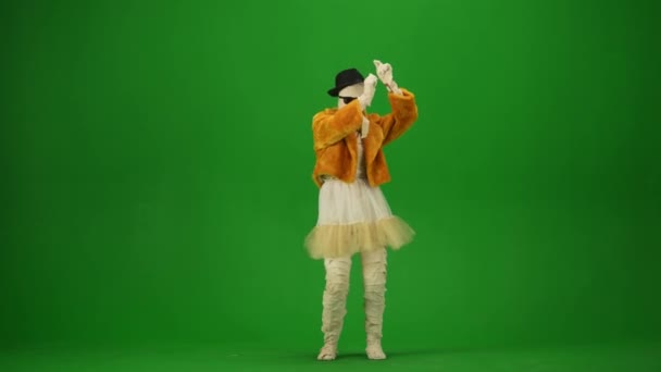 Green Screen Isolated Chroma Key Video Capturing Glamorous Mummy Dancing — Stock Video